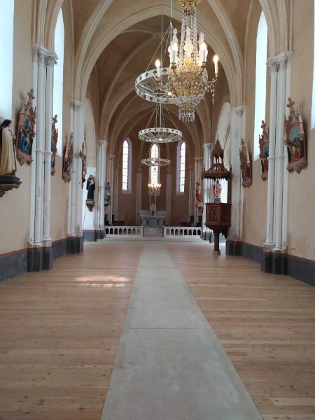 Nef de l'église Saint-Martin avec les nouveaux bancs installés