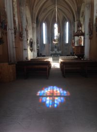 Reflet du vitrail sur le sol